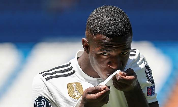 vinicius-junior-presentacion-besa-escudo-reuters.jpg