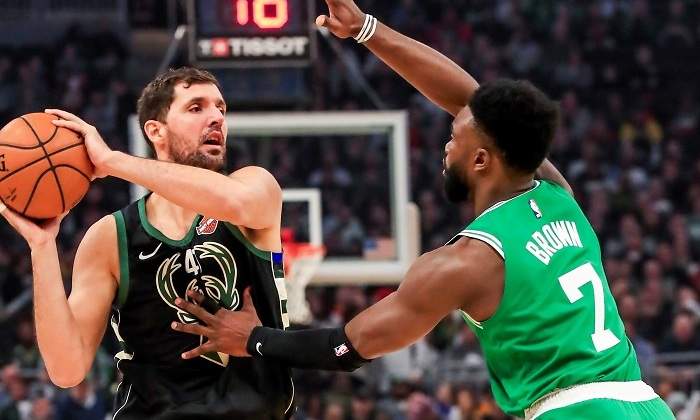 mirotic-debut-milwaukee-boston-efe.jpg