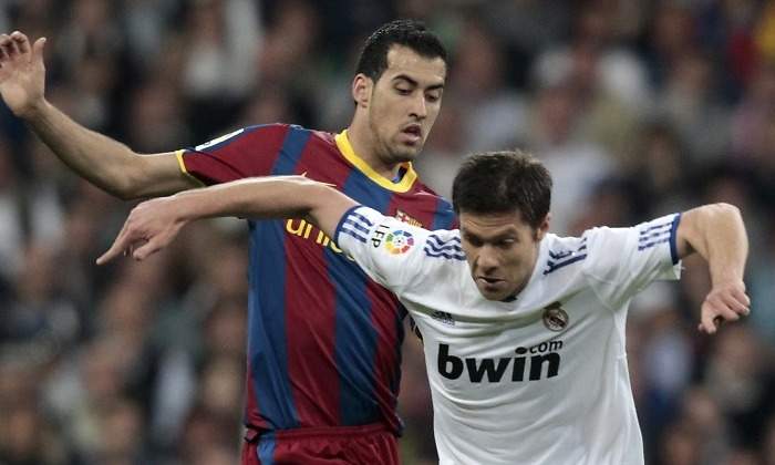 Xabi-Alonso-Busquets-Clasico-2011.jpg