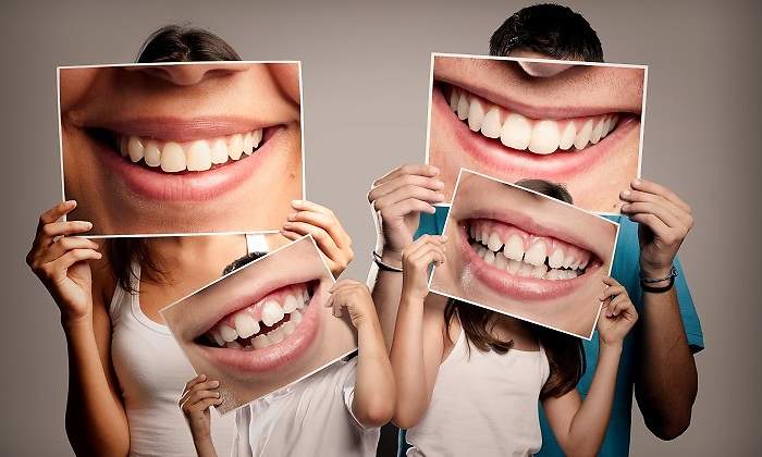 Familia-con-fotografias-de-sus-dientes-iStock.jpg