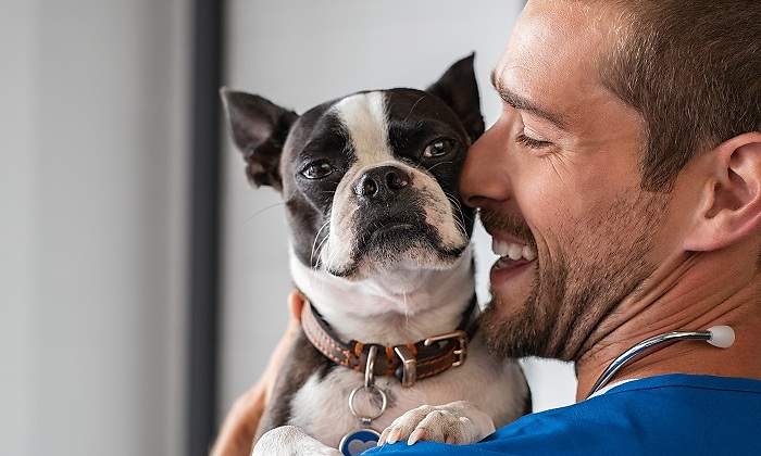Hombre-abranzando-a-su-perro-iStock.jpg