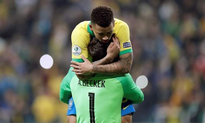 gabriel-jesus-alisson-abrazo-paraguay-copaamerica-efe.jpg