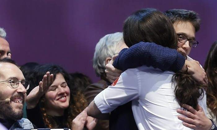 iglesias-errejon-abrazo-vistalegre-efe.jpg