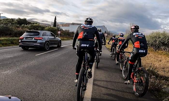 ciclistas-adelantamiento-coche-dgt-ep.jpg