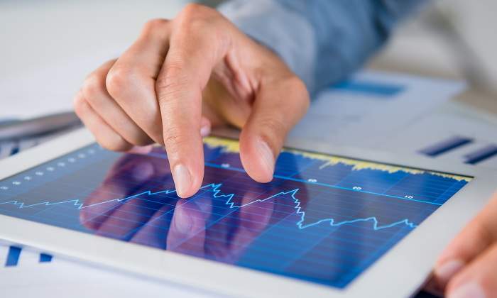 grafico-mano-tablet-pantalla-dreamstime.jpg