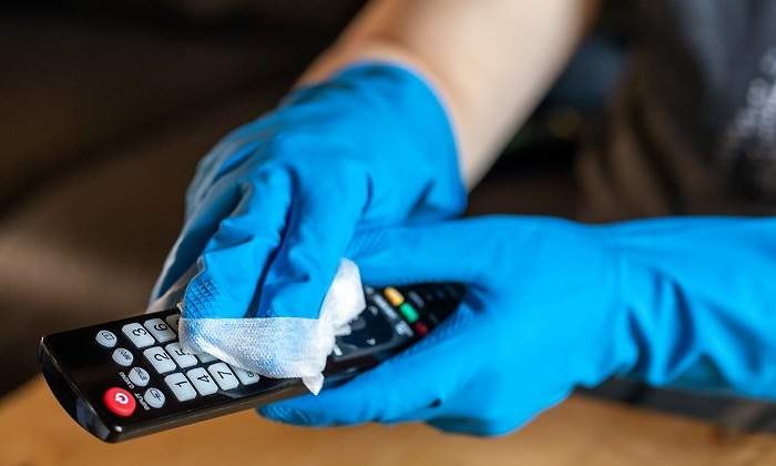 Limpiar-mando-a-distancia-con-guantes-iStock.jpg
