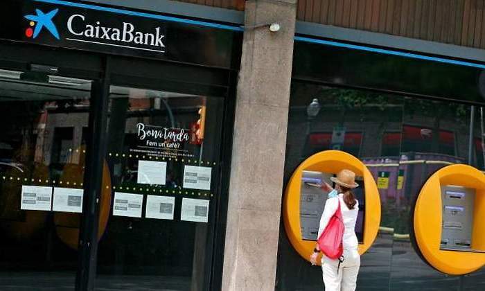 caixabank-mujer-cajero-770x420.jpg