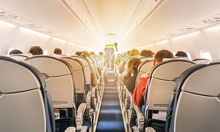 El-interior-de-un-avion-con-pasajeros-iStock.jpg