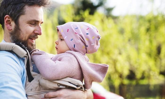padre-nino-mochila-dreamstime.jpg