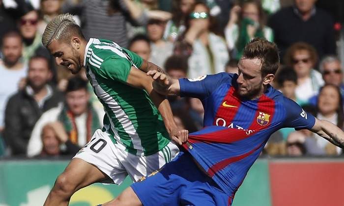 Ceballos-pugna-Rakitic-2017-efe.jpg
