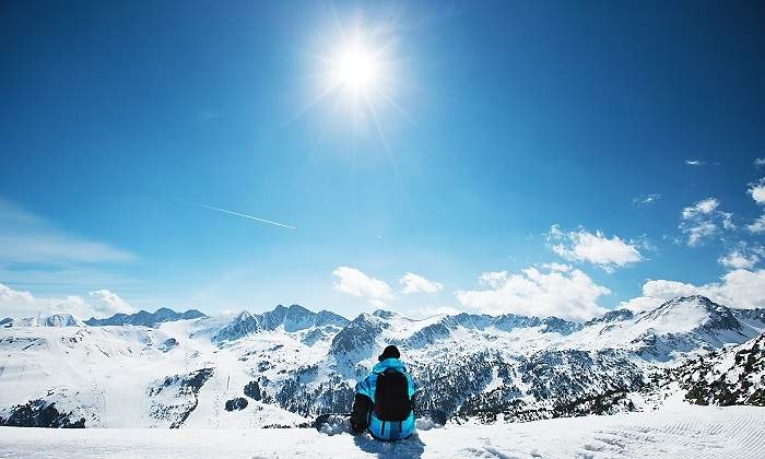 Una-persona-sentada-en-una-montana-nevada-iStock.jpg