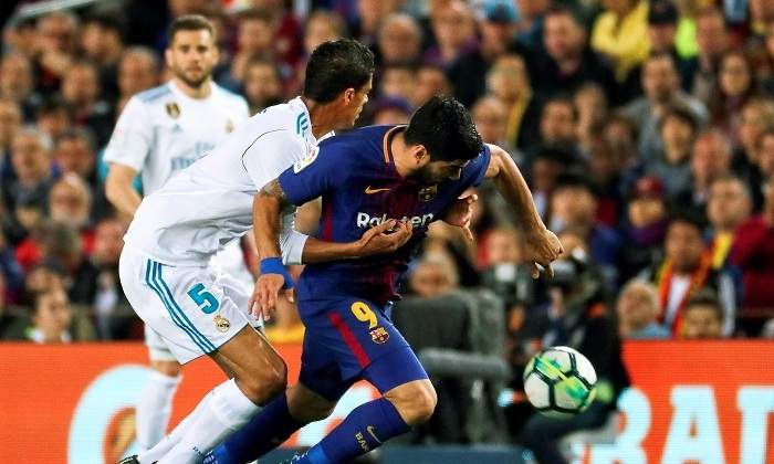 varane-suarez-pugna-clasico-efe.jpg