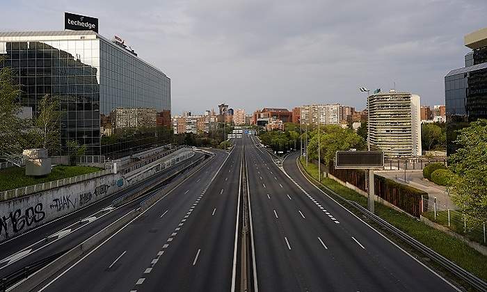 Una-via-de-Madrid-desierta-durante-las-restricciones-del-estado-de-alarma.jpg