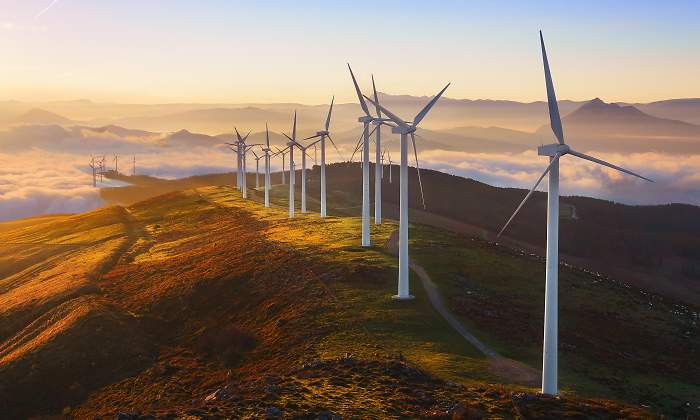 Aerogeneradores en hilera en una zona montaosa