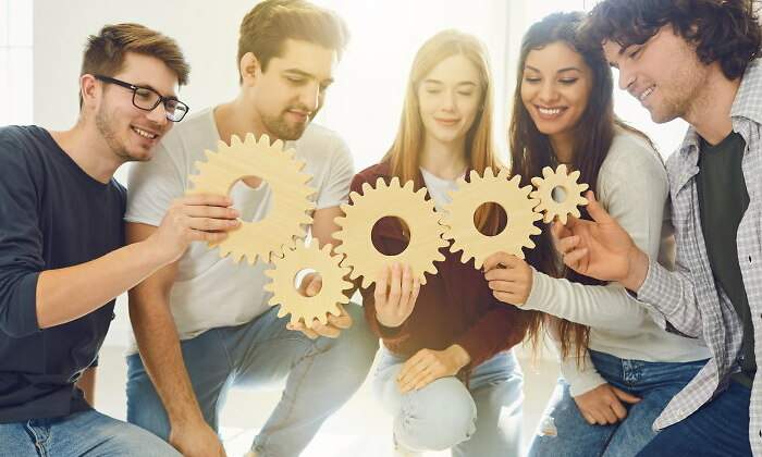 trabajo-equipo-engranajes-jovenes-770-dreamstime.jpg