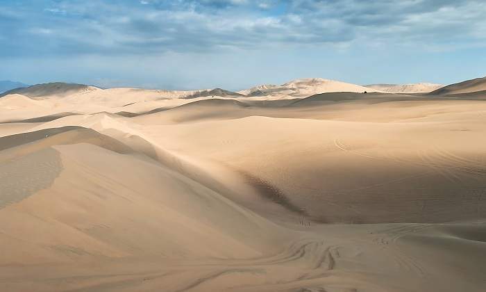Diferentes-dunas-de-arena-en-el-desierto-iStock.jpg