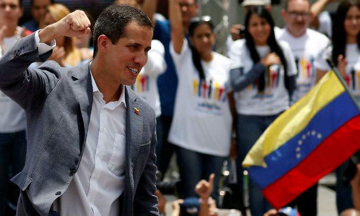 guaido-puno-bandera-venezuela-reuters.jpg