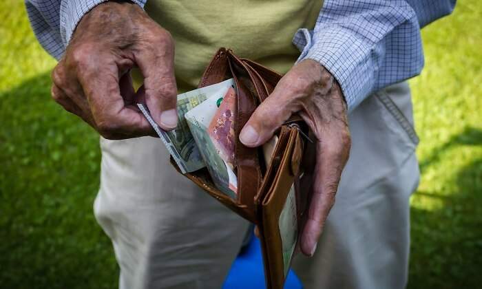 jubilado-cartera-billetes-dreamstime.jpg