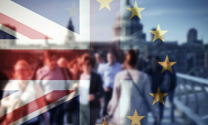 brexit-banderas-gente.jpg