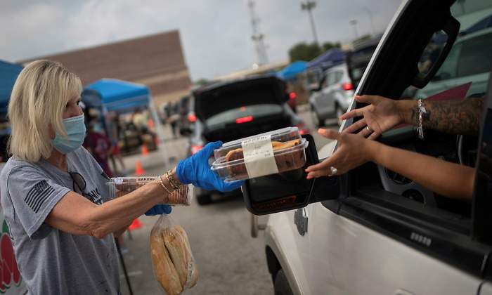 coronavirus-eeuu-voluntario-comida-pobreza-reuters.jpg