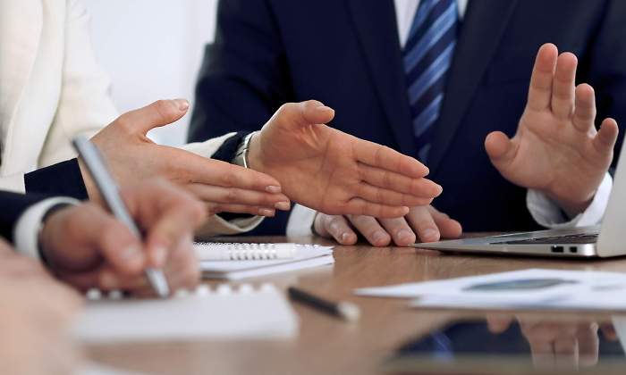 empresarios-reunion-manos-dreamstime-m.jpg