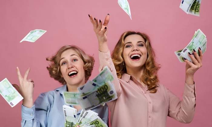 billetes-cien-euros-volando-chicas-dreamstime.jpg