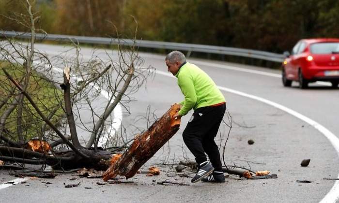 coche-trafico-carretera-viento-efe.jpg