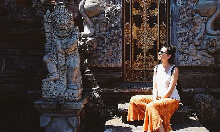 Chica-en-templo-hindu-iStock.jpg