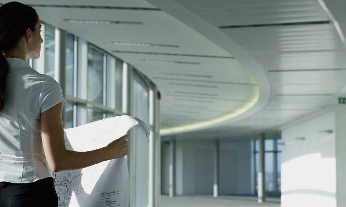 mujer-arquitecta-plano-770-getty.jpg