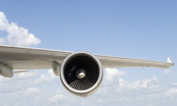 El-ala-de-un-avion-con-una-turbina-en-pleno--vuelo-iStock.jpg