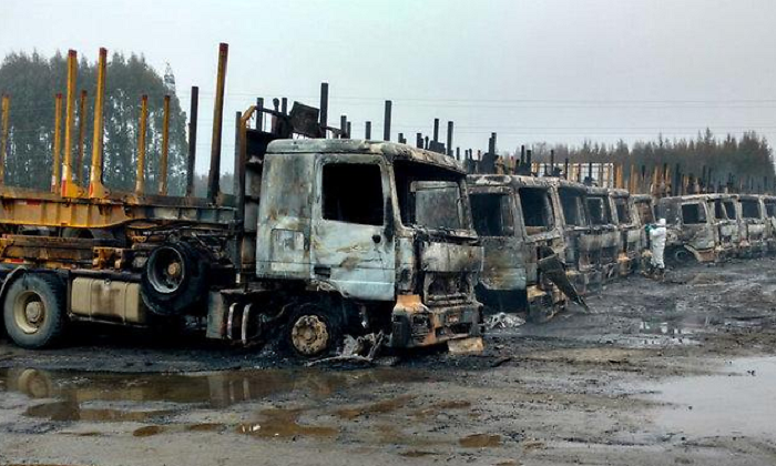 camiones-quemados-reuters.png