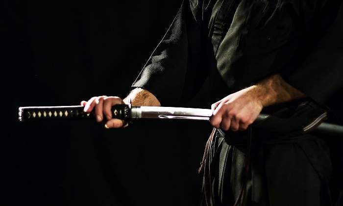 Un-samurai-de-negro-agarrando-una-espada-iStock.jpg