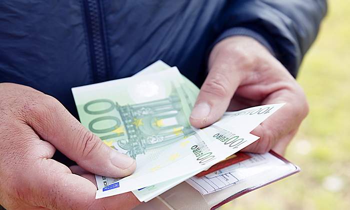 billetes-100-euros-trabajador-dreamstime.jpg