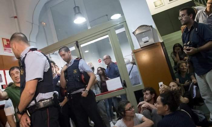 cataluna-colegios-padres-mossos-efe.jpg