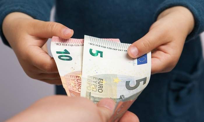 nino-euros-manos.jpg