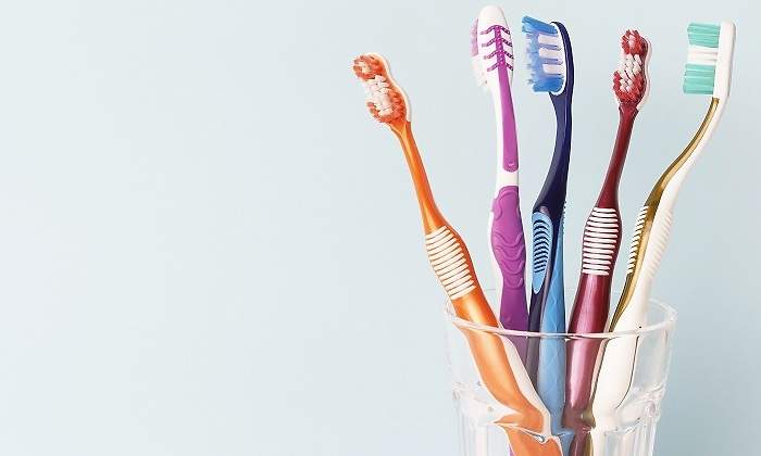 Cepillos-de-dientes-de-colores-en-un-vaso-iStock.jpg