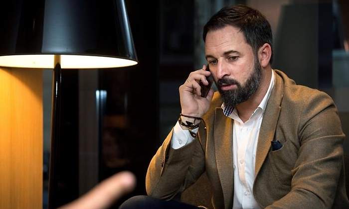 santiago-abascal-vox-telefono-efe.jpg