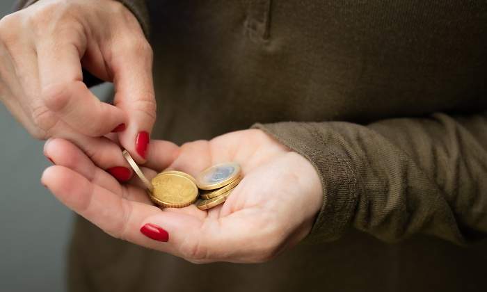 mano-monedas-istock.jpg