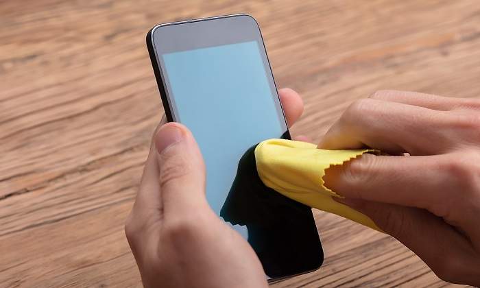 Limpiando-un-movil-iStock.jpg