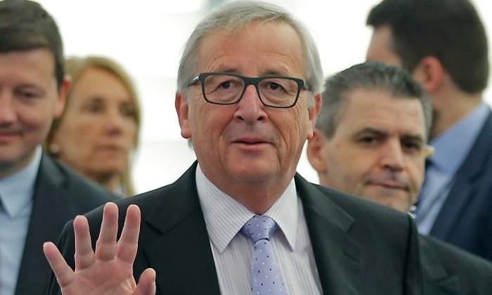 juncker-mano.jpg