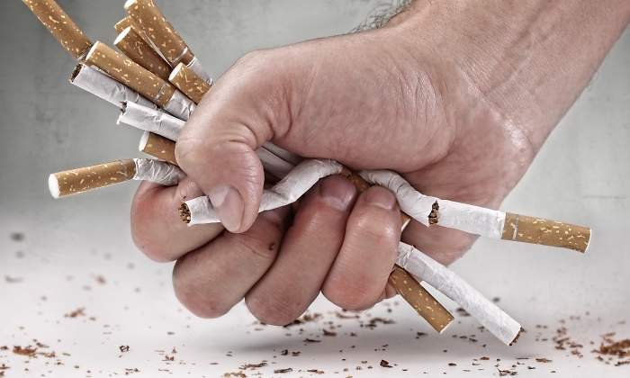 FUMAR-MANO-CIGARROS-DREAMSTIME.jpg