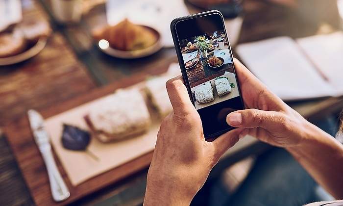 Una-persona-tomando-una-foto-a-un-plato-iStock.jpg