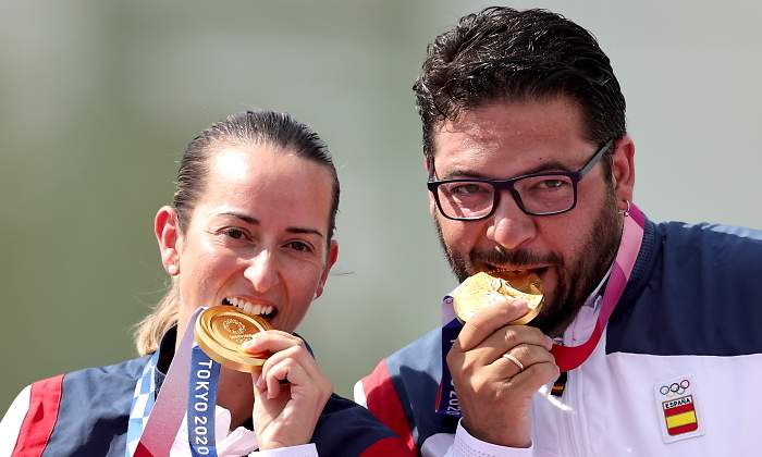 oro-espana-tiro-olimpico-fatima-galvez-alberto-fernandez-tokio-2020-reuters.jpg