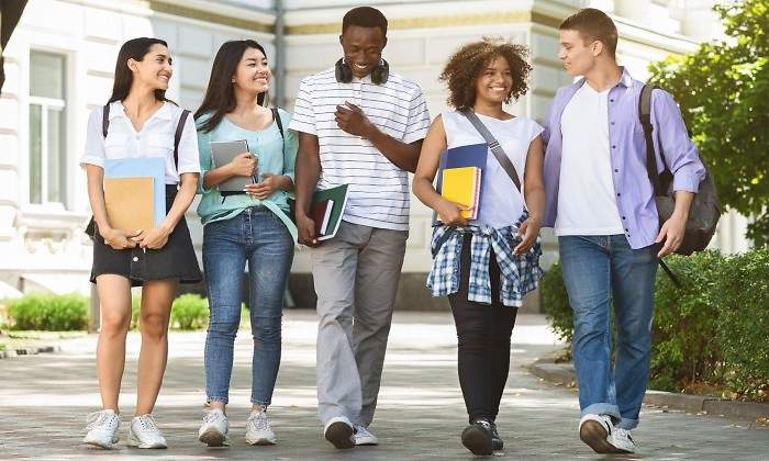 jovenes-estudiantes-caminando.jpg