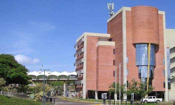 Edificio-de-la-universidad-Puerto-Ordaz-Venezuela.jpg