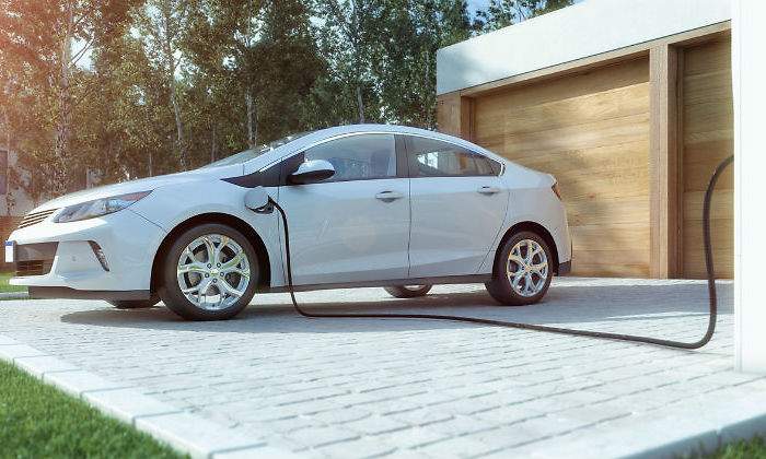 electrico-coche-garaje-istock.jpg