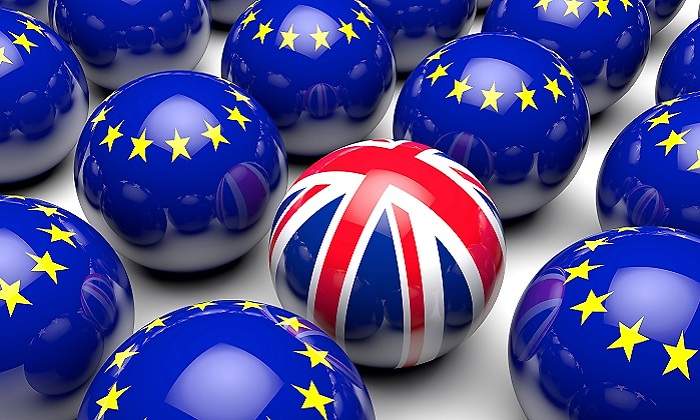 Bolas-con-las-banderas-de-la-UE-y-RU-770-x-420-Alamy.jpg