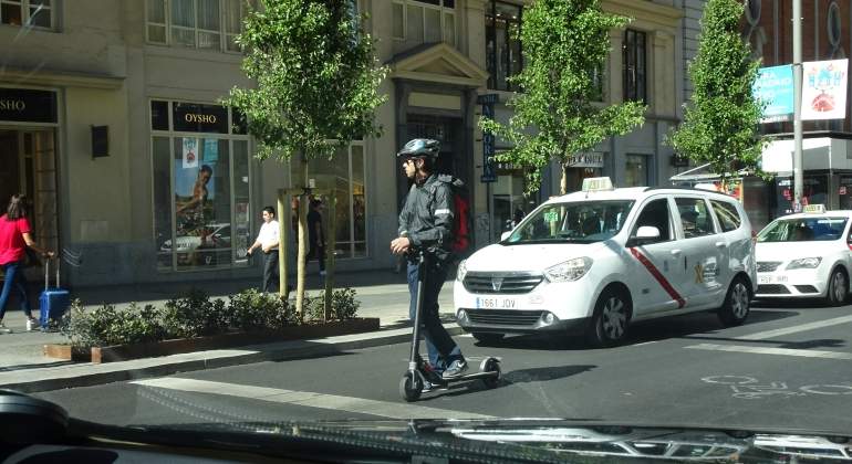 Usuario de un patinete en la Gran Vía de Madrid.