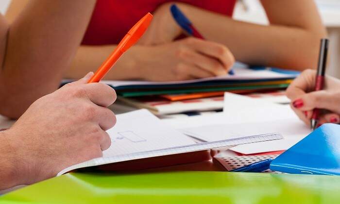 Estudiantes-redactando-en-clase.jpg