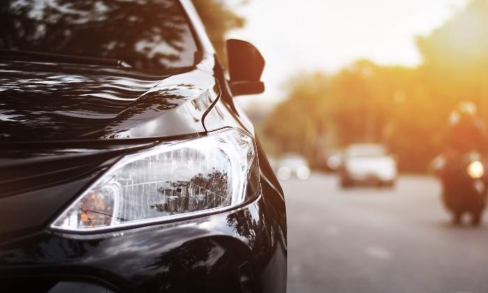 luces-coche-negro-dreamstime.jpg
